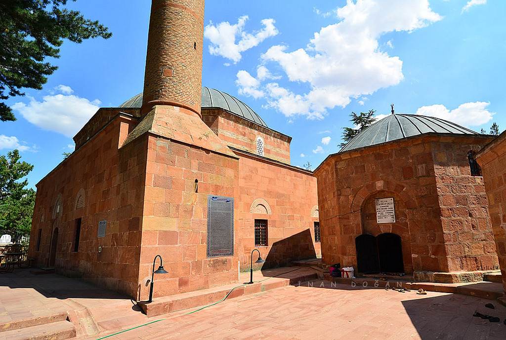 Hasandede Cami ve Türbesi