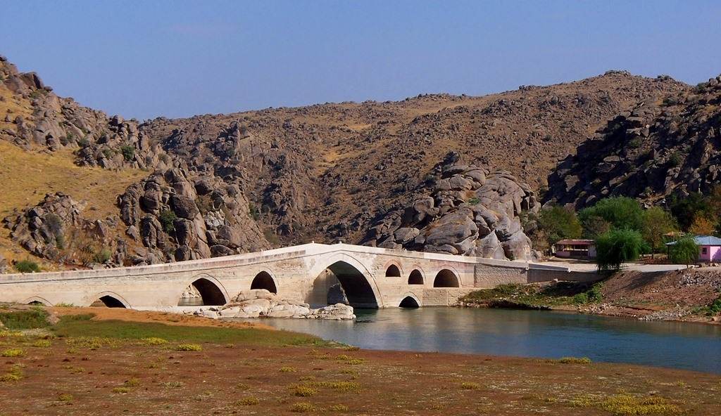 Çeşnigir Köprüsü